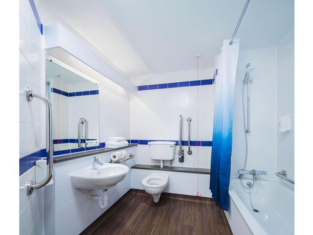 Travelodge Bath Central Room photo