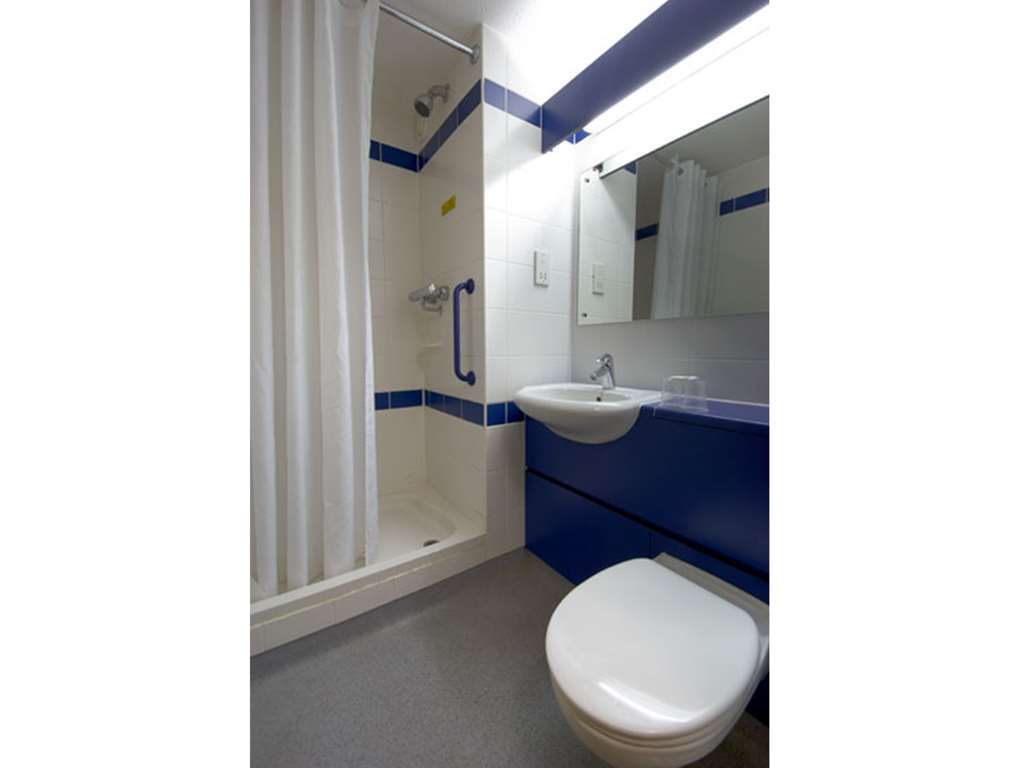 Travelodge Bath Central Room photo